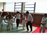 Semaine  Tous en kim  : les parents viennent pratiquer le judo avec leur enfant...